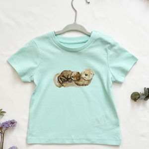 MiniDei Design Bio Baumwoll T-Shirt "Otter Familie", aus 100% Bio-Baumwolle, handgezeichnetes Otter-Motiv, schadstoffgeprüft, in verschiedenen Größen erhältlich.