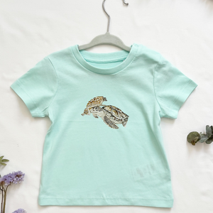 MiniDei Design Bio Baumwoll T-Shirt "Meeresschildkröten", aus 100% Bio-Baumwolle, handgezeichnetes Schildkröten-Motiv, schadstoffgeprüft, in verschiedenen Größen erhältlich.