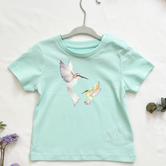 MiniDei Design Bio Baumwoll T-Shirt "Kolibris", aus 100% Bio-Baumwolle, handgezeichnetes Kolibri-Motiv, schadstoffgeprüft, in verschiedenen Größen erhältlich.