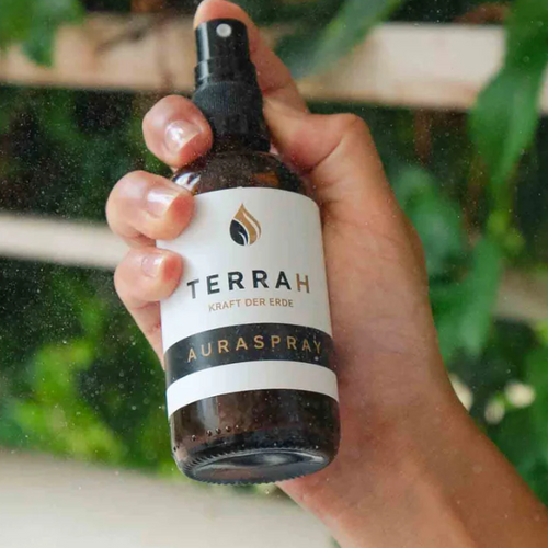 TerraH Auraspray mit 84,07 % Humus-Extrakt. Erfrischendes Gesichtsspray mit floralen Noten, revitalisierender und schützender Wirkung. Ideal für innere Balance und ein gesundes Hautbild.