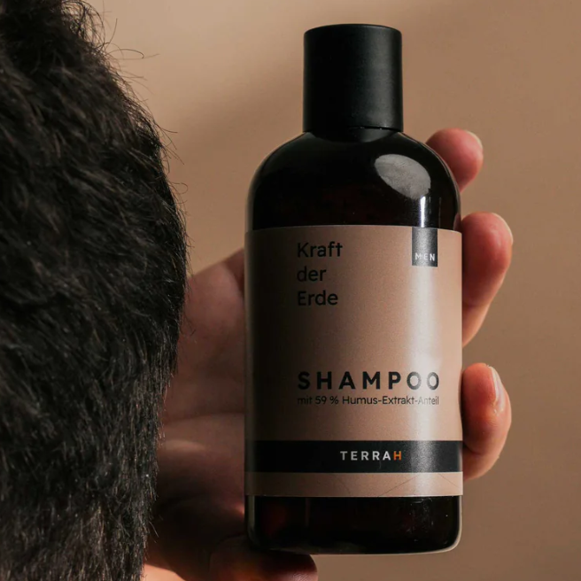 TerraH Männer Shampoo mit 59,95 % Humus-Extrakt. Sanfte Reinigung für Haar und Kopfhaut, verleiht Glanz und Geschmeidigkeit. Duft "Titanium" – maskulin und elegant. Nachhaltig hergestellt in Österreich.