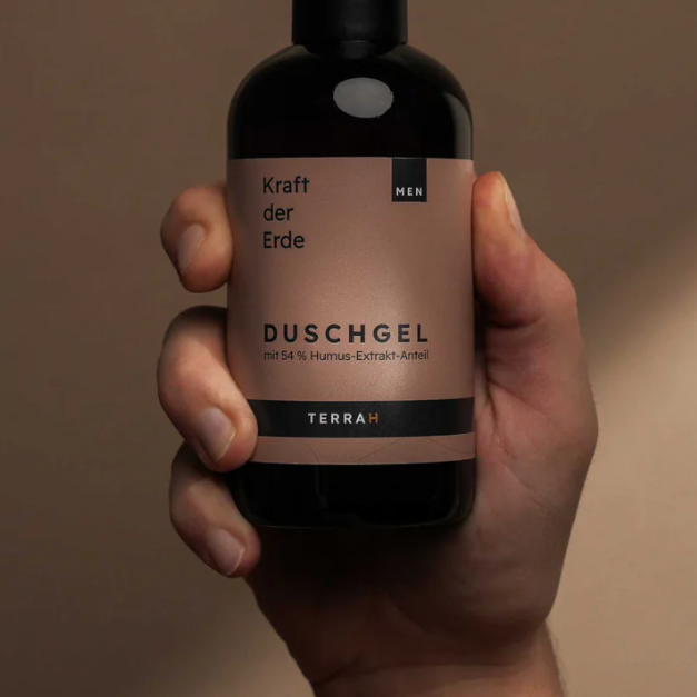 TerraH Männer-Pflegeset S mit Duschgel und Shampoo in der Duftnote "Titanium." Natürlich, effektiv und sanft dank Humus-Extrakten, verpackt in einer eleganten Geschenkbox.