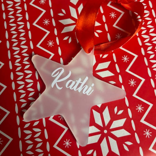 Personalisierter Plexiglas-Stern mit weihnachtlicher Gravur, 10x10cm, 5mm dick, mit zufälliger Farbschlaufe – ideal als Baumschmuck oder Geschenk zur Weihnachtszeit.