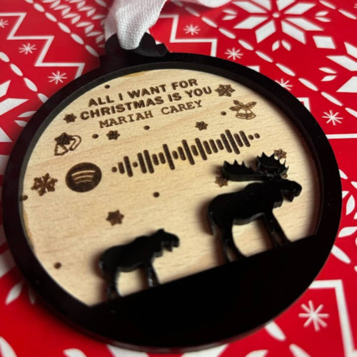 Romantisches Weihnachts-Ornament aus Buche und schwarzem Plexiglas, 9x9 cm, mit scannbarem Spotify-Code. Ideal als Geschenk oder stilvolle Baumdekoration.