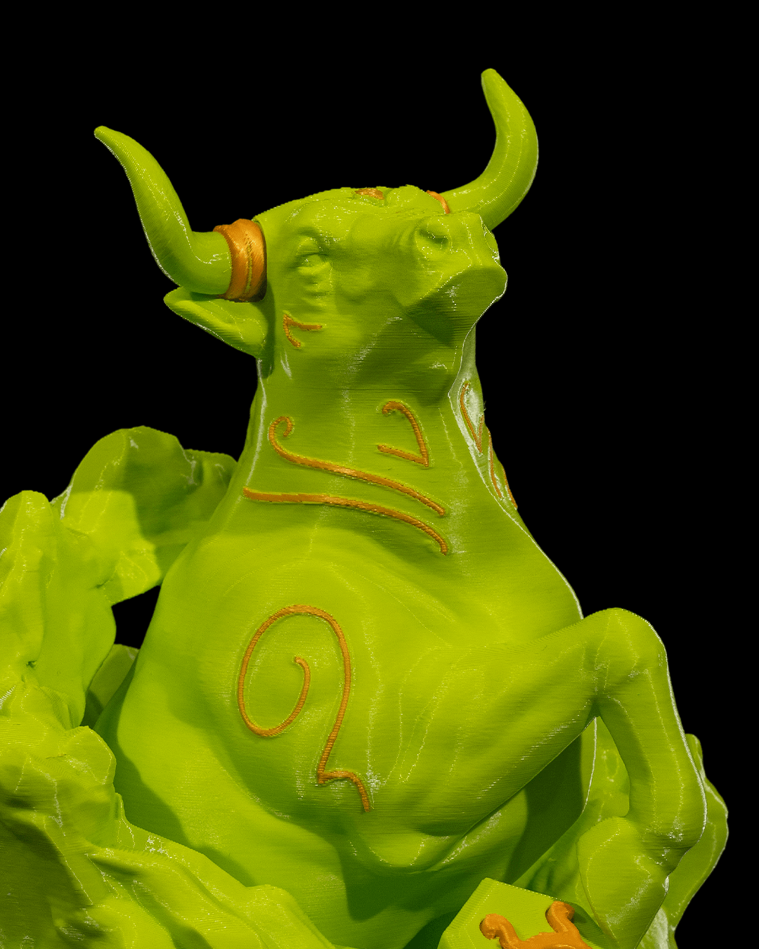 Taurus-Figur (Stier) aus 3D-Druck, modern und minimalistisch, mit Sternbild auf der Unterseite. Nachhaltig aus PLA (Maisstärke), in zwei Größen und Farbvarianten. Perfekt für Stier-Geborene (20. April – 20. Mai).