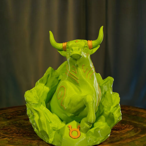 Taurus-Figur (Stier) aus 3D-Druck, modern und minimalistisch, mit Sternbild auf der Unterseite. Nachhaltig aus PLA (Maisstärke), in zwei Größen und Farbvarianten. Perfekt für Stier-Geborene (20. April – 20. Mai).