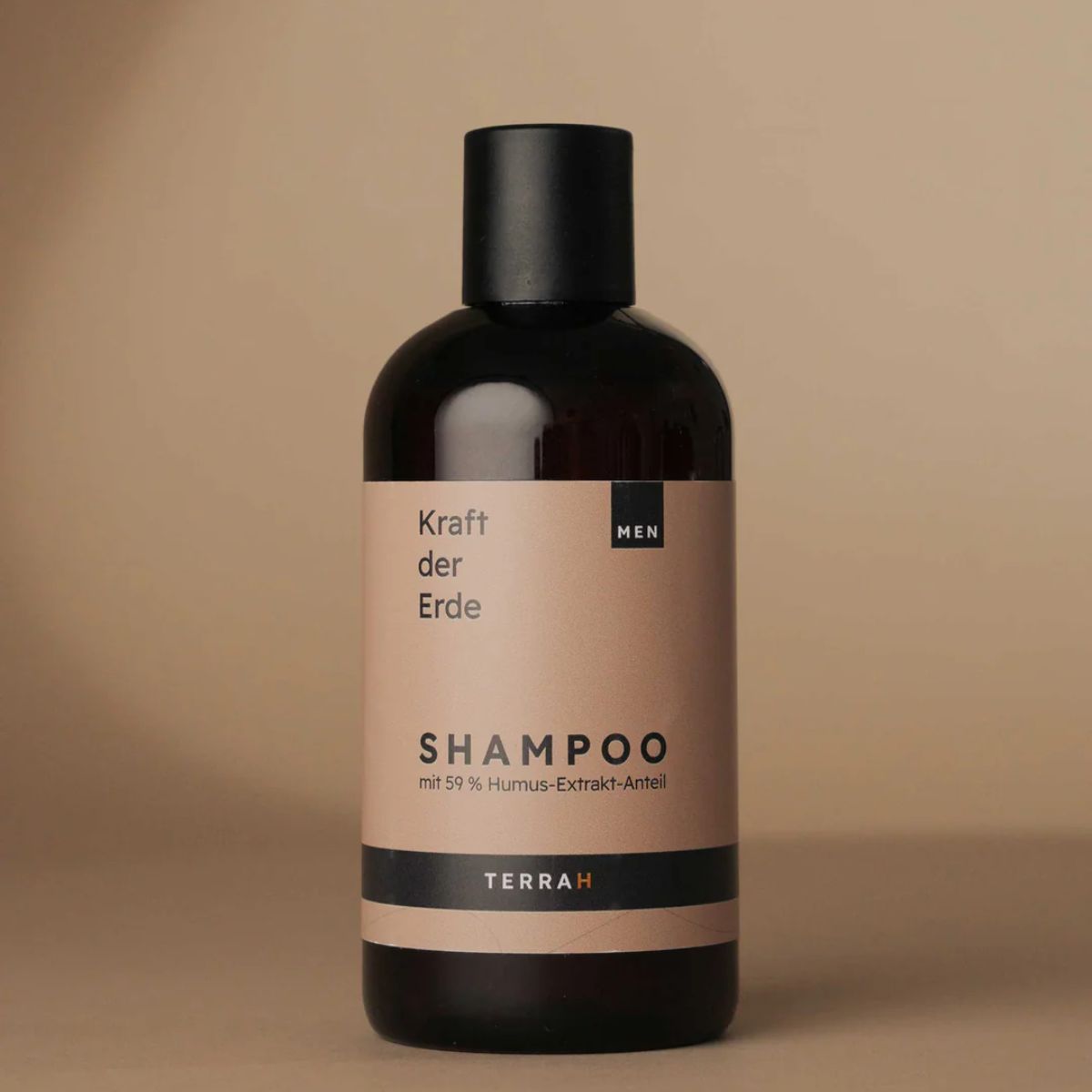 TerraH Männer Shampoo mit 59,95 % Humus-Extrakt. Sanfte Reinigung für Haar und Kopfhaut, verleiht Glanz und Geschmeidigkeit. Duft "Titanium" – maskulin und elegant. Nachhaltig hergestellt in Österreich.