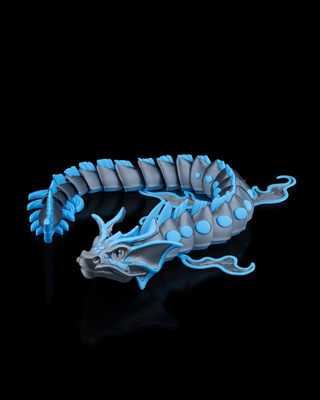 Flexodrache „Abyss“: Premium 3D-Druck Wasserdrache, 51 cm, schwarz mit blauen Akzenten, bewegliche Flossen. Nachhaltig aus PLA, 100 % in Wien gefertigt.