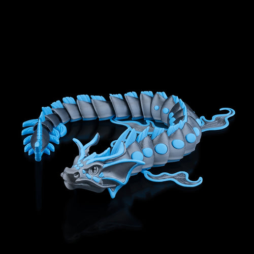 Flexodrache „Abyss“: Premium 3D-Druck Wasserdrache, 51 cm, schwarz mit blauen Akzenten, bewegliche Flossen. Nachhaltig aus PLA, 100 % in Wien gefertigt.