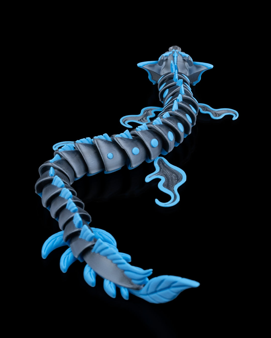 Flexodrache „Abyss“: Premium 3D-Druck Wasserdrache, 51 cm, schwarz mit blauen Akzenten, bewegliche Flossen. Nachhaltig aus PLA, 100 % in Wien gefertigt.