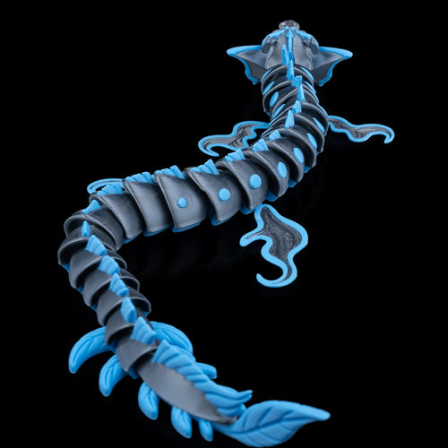 Flexodrache „Abyss“: Premium 3D-Druck Wasserdrache, 51 cm, schwarz mit blauen Akzenten, bewegliche Flossen. Nachhaltig aus PLA, 100 % in Wien gefertigt.