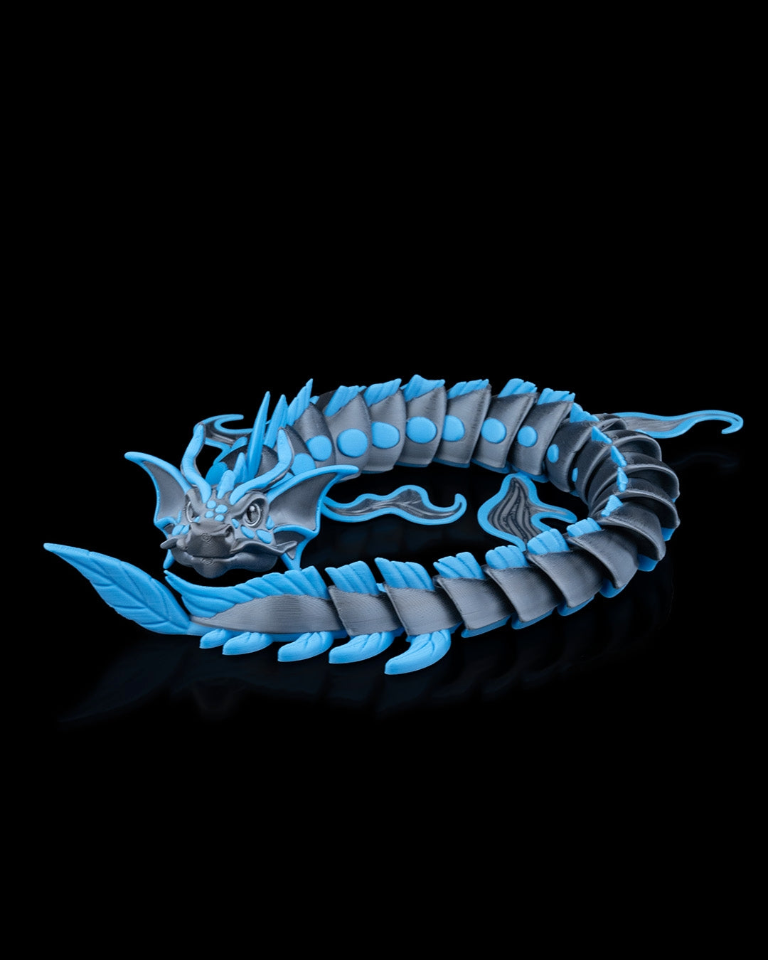 Flexodrache „Abyss“: Premium 3D-Druck Wasserdrache, 51 cm, schwarz mit blauen Akzenten, bewegliche Flossen. Nachhaltig aus PLA, 100 % in Wien gefertigt.