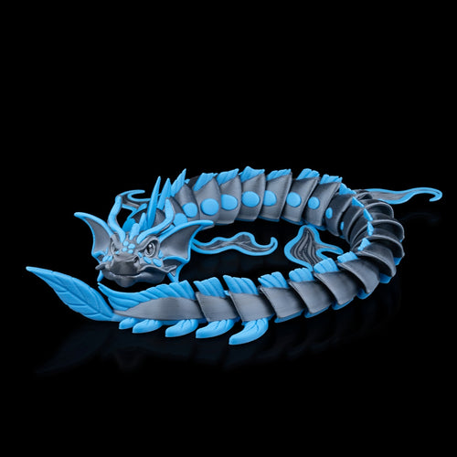 Flexodrache „Abyss“: Premium 3D-Druck Wasserdrache, 51 cm, schwarz mit blauen Akzenten, bewegliche Flossen. Nachhaltig aus PLA, 100 % in Wien gefertigt.