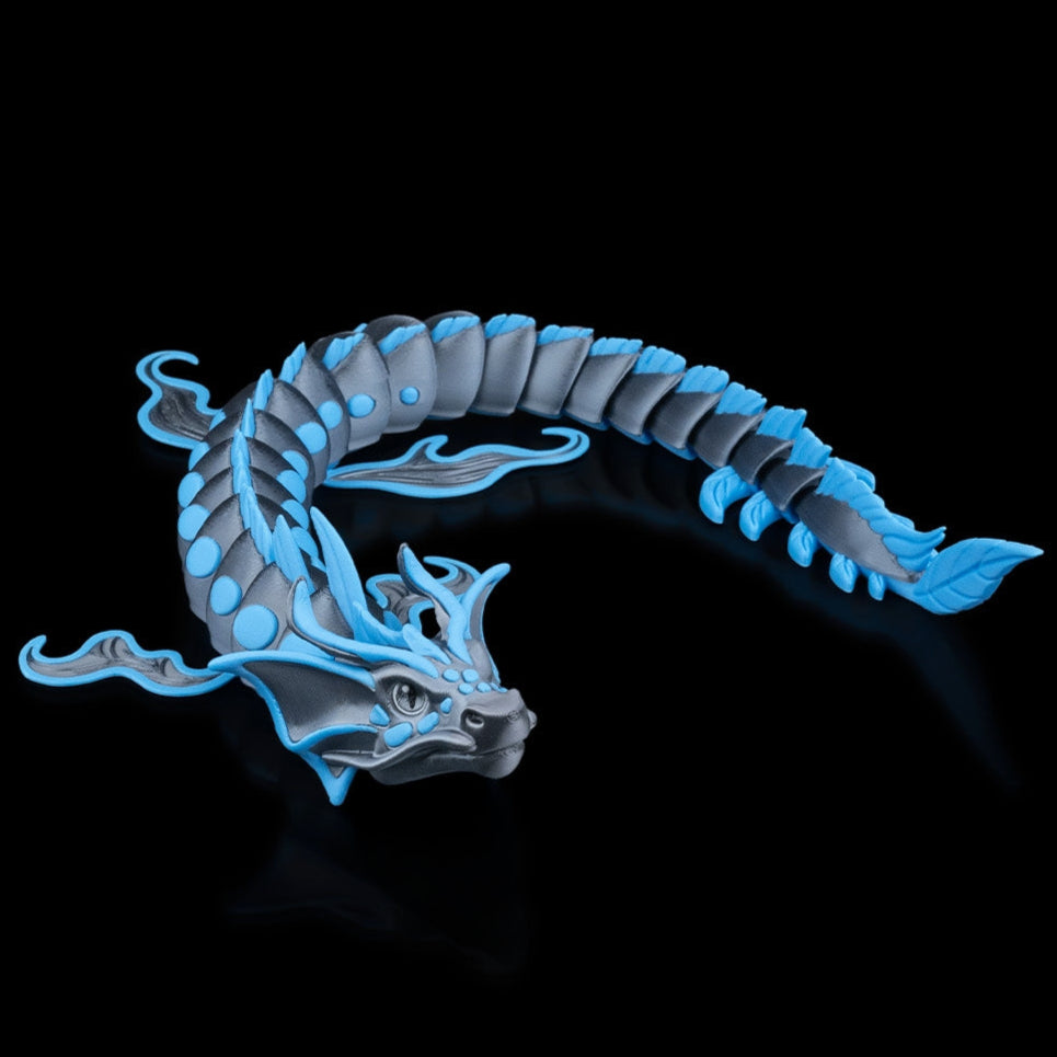 Flexodrache „Abyss“: Premium 3D-Druck Wasserdrache, 51 cm, schwarz mit blauen Akzenten, bewegliche Flossen. Nachhaltig aus PLA, 100 % in Wien gefertigt.