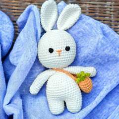 Handgemachte Amigurumi-Puppe "Hase mit Karotte" von LändleHäkel