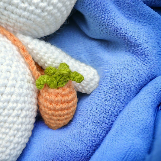 Handgemachte Amigurumi-Puppe "Hase mit Karotte" von LändleHäkel Baby & Kinder LändleHäkel oesterreich handgemachte geschenke in wien