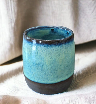 Keramiktasse (L blau dunkelbraun) für den täglichen Luxus | Artstudio.Izzi Keramik & Tonarbeiten Artstudio.Izzi oesterreich handgemachte geschenke in wien