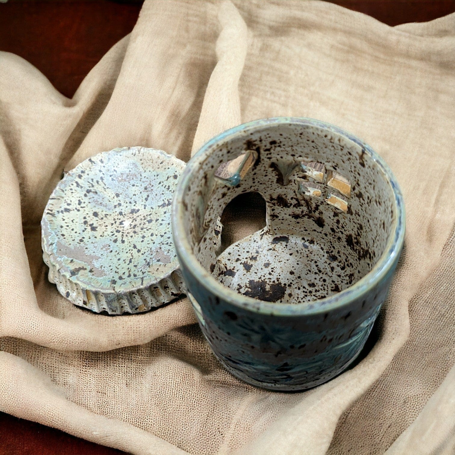 Keramik-Dufthäuschen / Duftlampe für Teelichter (blau beige) | Artstudio.Izzi Keramik & Tonarbeiten Artstudio.Izzi oesterreich handgemachte geschenke in wien
