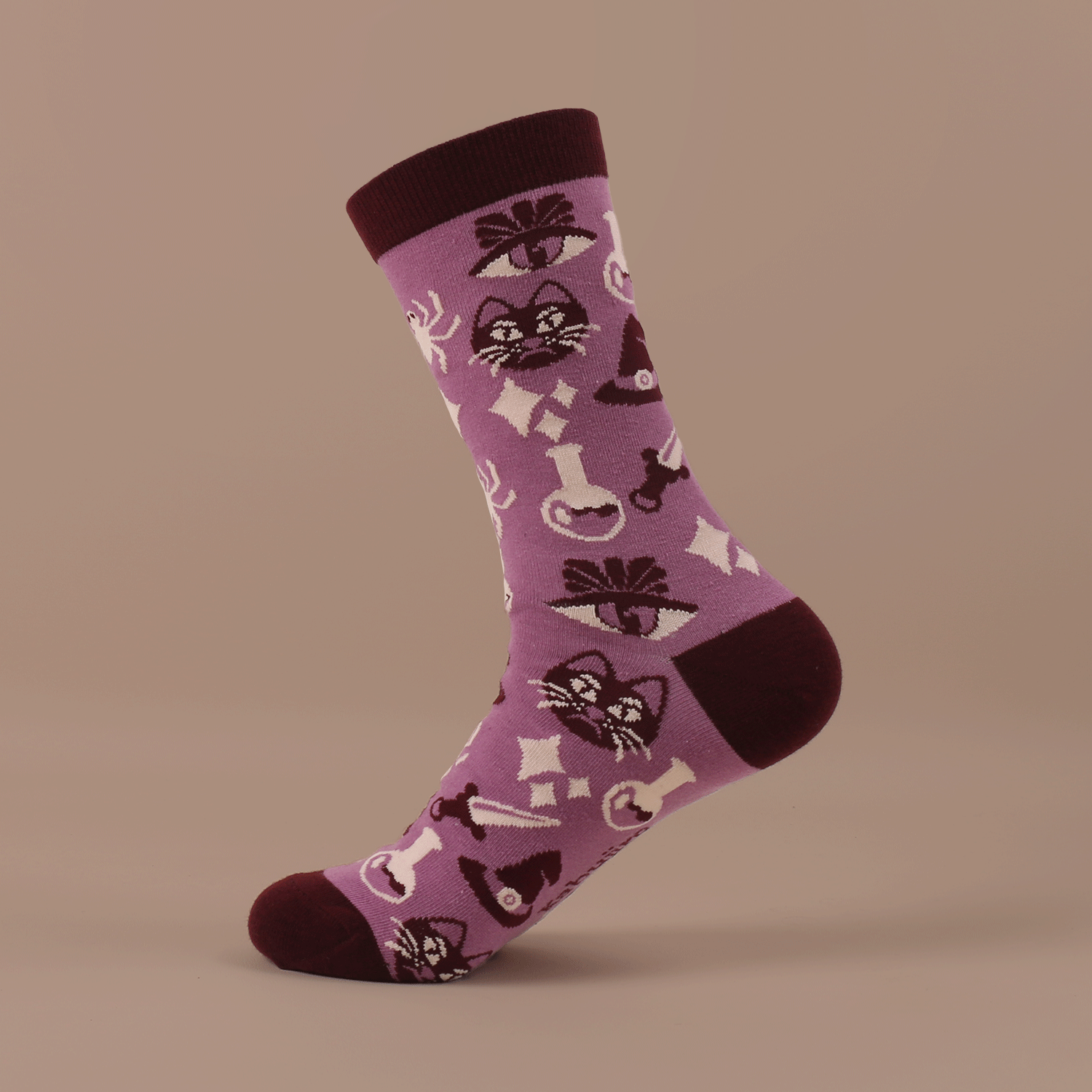 Witchy Essentials Baumwollsocken – Komfortable und stilvolle Socken mit magischen Symbolen wie Katzen und Hexenhüten. Größen EU 37–43 und EU 45–48 (Slim Fit) von Kabujiro. Dreizack Wien.