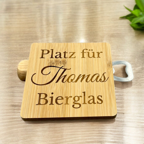 Personalisierter Bambus-Untersetzer mit Gravur, 9,5x9,5 cm, mit Antirutsch-Noppen, nachhaltiges Geschenk für Zuhause, graviert in Wien.