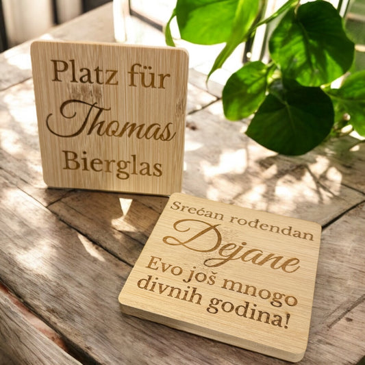 Personalisierter Bambus-Untersetzer mit Gravur, 9,5x9,5 cm, mit Antirutsch-Noppen, nachhaltiges Geschenk für Zuhause, graviert in Wien.