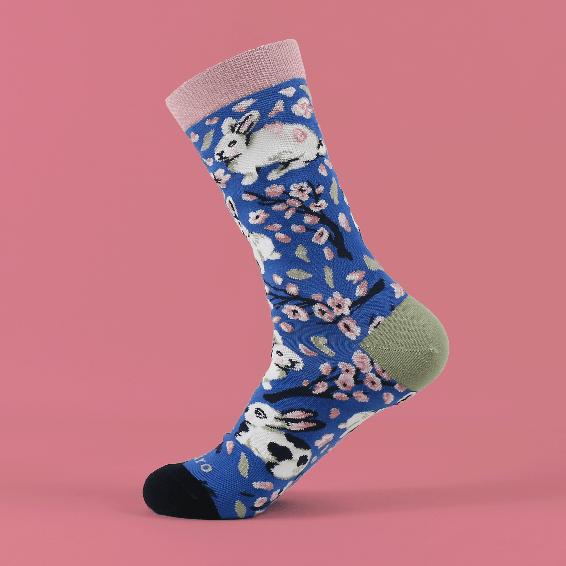 Sakura Bunnies Baumwollsocken – Komfortable und stilvolle Socken mit Hasen- und Kirschblütenmotiven. Größen EU 37–43 und EU 45–48 (Slim Fit) von Kabujiro. Dreizack Wien.