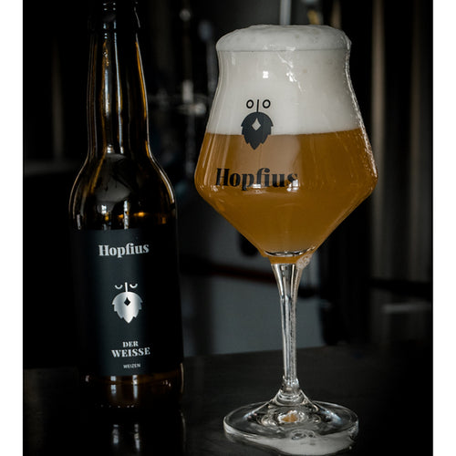 Der Weiße von Hopfius: Honiggelbes Weizenbier mit Aromen von Banane und Nelken, spritzig-perlend mit 5,8 % Vol. Handwerklich gebraut in Österreich für entspannte Genussmomente.