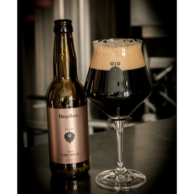 Der Cremige von Hopfius: Dark Stout mit tiefschwarzer Farbe, cremiger Schaumkrone und Aromen von Schokolade, Kakao und Kaffee. Ein Craft-Bier-Genuss aus Österreich.