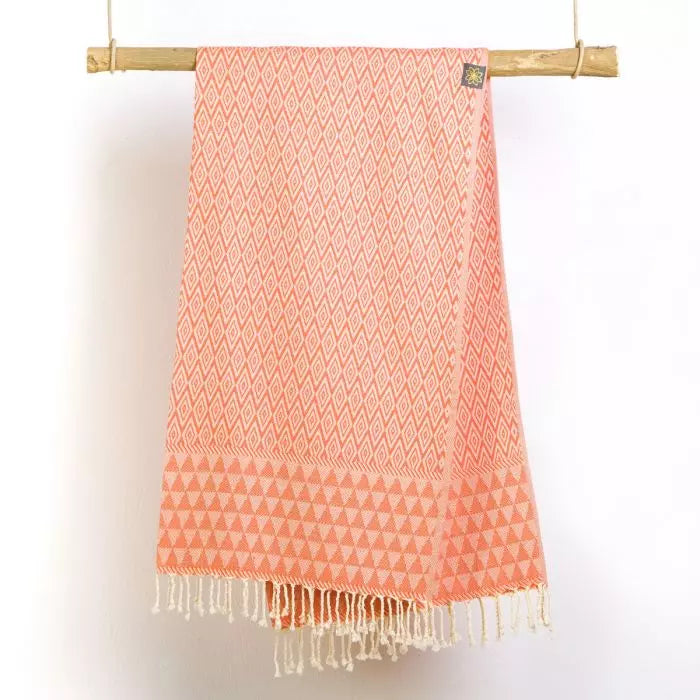 Mandarin Peel Jacquard Fouta von Anna Aniq in orange: 100 % recycelte Baumwolle, fair produziert in Tunesien, weich, saugfähig, schnelltrocknend, 2 x 1 m, vielseitig für Sauna, Reisen & Strand.