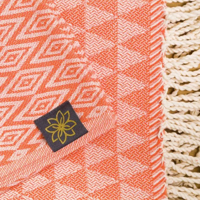 Mandarin Peel Jacquard Fouta von Anna Aniq in orange: 100 % recycelte Baumwolle, fair produziert in Tunesien, weich, saugfähig, schnelltrocknend, 2 x 1 m, vielseitig für Sauna, Reisen & Strand.