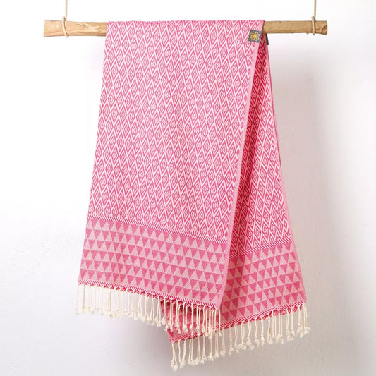 Fuchsia Flower Jacquard Fouta von Anna Aniq in Rosa: 100 % recycelte Baumwolle, fair produziert in Tunesien, weich, saugfähig, schnelltrocknend, 2 x 1 m, vielseitig für Sauna, Reisen & Strand.