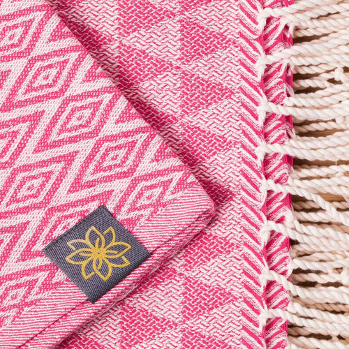 Fuchsia Flower Jacquard Fouta von Anna Aniq in Rosa: 100 % recycelte Baumwolle, fair produziert in Tunesien, weich, saugfähig, schnelltrocknend, 2 x 1 m, vielseitig für Sauna, Reisen & Strand.