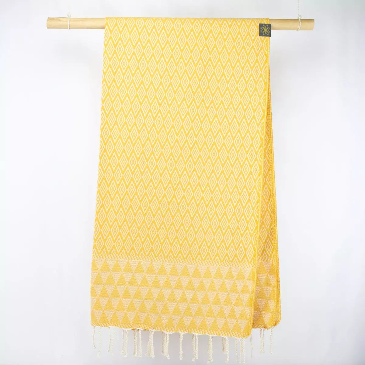 Sunflower Field Jacquard Fouta von Anna Aniq in gelb: 100 % recycelte Baumwolle, fair produziert in Tunesien, weich, saugfähig, schnelltrocknend, 2 x 1 m, vielseitig für Sauna, Reisen & Strand.