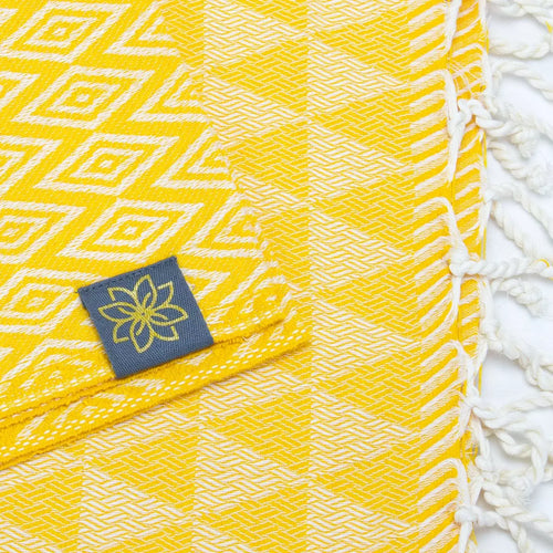 Sunflower Field Jacquard Fouta von Anna Aniq in gelb: 100 % recycelte Baumwolle, fair produziert in Tunesien, weich, saugfähig, schnelltrocknend, 2 x 1 m, vielseitig für Sauna, Reisen & Strand.