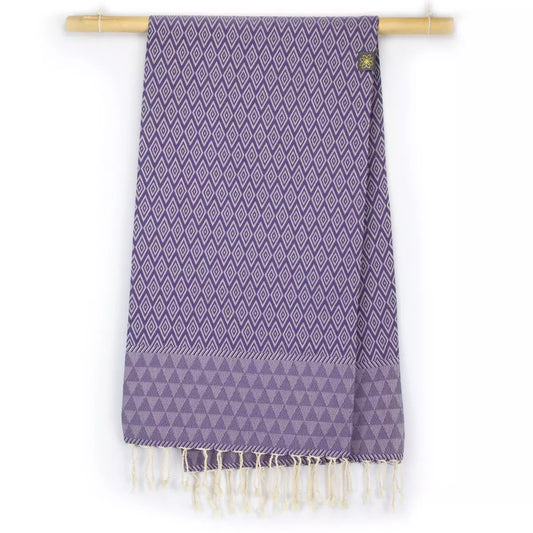 Dark Grapes Jacquard Fouta von Anna Aniq in Lila: 100 % recycelte Baumwolle, fair produziert in Tunesien, weich, saugfähig, schnelltrocknend, 2 x 1 m, vielseitig für Sauna, Reisen & Strand.