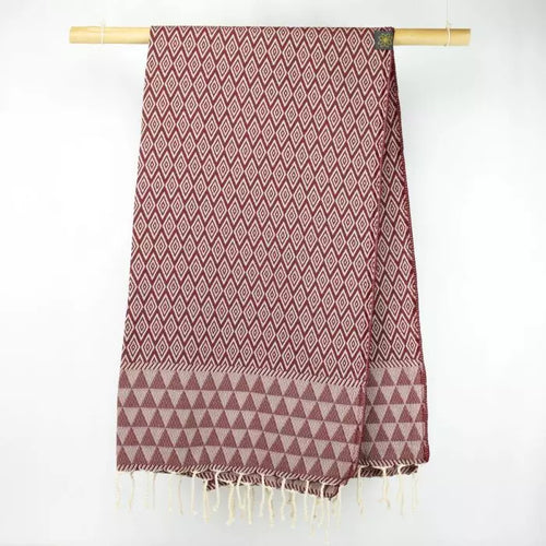 Dark Cherry Jacquard Fouta von Anna Aniq in rot: 100 % recycelte Baumwolle, fair produziert in Tunesien, weich, saugfähig, schnelltrocknend, 2 x 1 m, vielseitig für Sauna, Reisen & Strand.