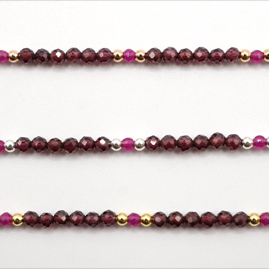 Handgefertigtes Armband „FIKA“ von Wabisabi mit Granat, Rubin & Roségold, inspiriert von skandinavischer Achtsamkeit, verstellbare Größe, nachhaltig gefertigt in Graz.