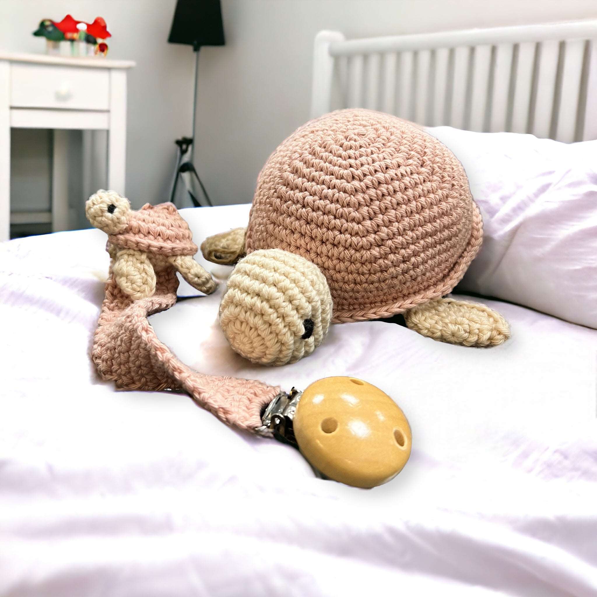 Handgemachte Amigurumi-Puppe (Schildkröte) mit Schnullerkette von LändleHäkel Baby & Kinder LändleHäkel oesterreich handgemachte geschenke in wien