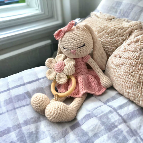 Handgemachte Amigurumi-Puppen von LändleHäkel Häschen + Blumenrassel Baby & Kinder LändleHäkel oesterreich handgemachte geschenke in wien