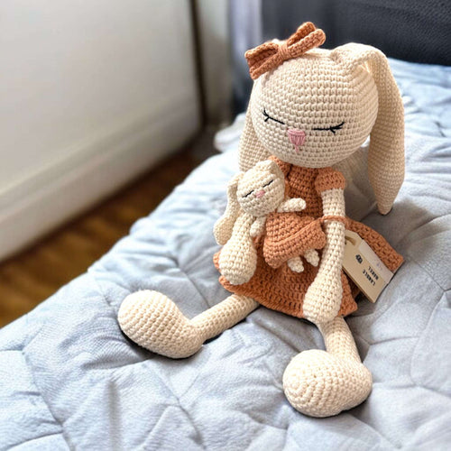 Handgemachte Amigurumi-Puppen von LändleHäkel Hase mit Taschenfreund Baby & Kinder LändleHäkel oesterreich handgemachte geschenke in wien