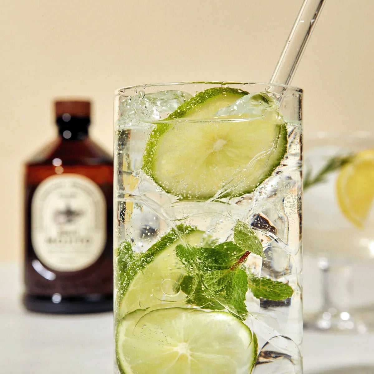 Bio-Sirup „Mojito“ von Bacanha, 400ml Glasflasche. Minze- und Limettengeschmack, ideal für Cocktails, Limonaden und Eistees. Nachhaltig und vielseitig einsetzbar.