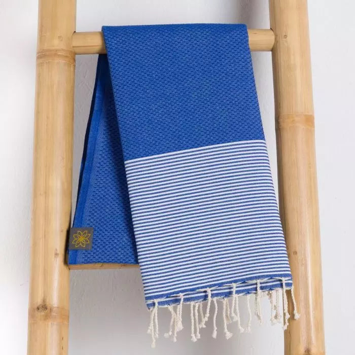 Atlantic Breeze Wabenmuster Fouta von Anna Aniq in Blau: 100 % recycelte Baumwolle, fair produziert in Tunesien, weich, saugfähig, schnelltrocknend, 200 x 100 cm oder 70 x 50 cm, vielseitig für Sauna, Reisen & Strand.