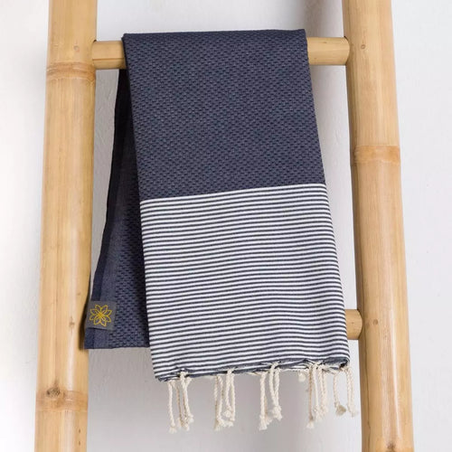 Midnight Sky Wabenmuster Fouta von Anna Aniq in Dunkelblau: 100 % recycelte Baumwolle, fair produziert in Tunesien, weich, saugfähig, schnelltrocknend, 200 x 100 cm oder 70 x 50 cm, vielseitig für Sauna, Reisen & Strand.