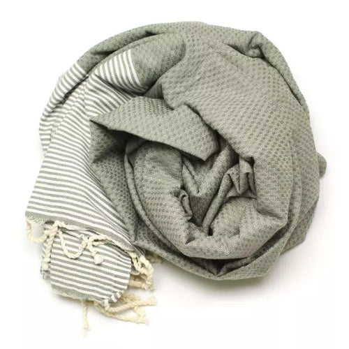 Desert Sage Wabenmuster Fouta von Anna Aniq in Beige: 100 % recycelte Baumwolle, fair produziert in Tunesien, weich, saugfähig, schnelltrocknend, 200 x 100 cm oder 70 x 50 cm, vielseitig für Sauna, Reisen & Strand.