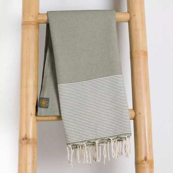 Desert Sage Wabenmuster Fouta von Anna Aniq in Beige: 100 % recycelte Baumwolle, fair produziert in Tunesien, weich, saugfähig, schnelltrocknend, 200 x 100 cm oder 70 x 50 cm, vielseitig für Sauna, Reisen & Strand.