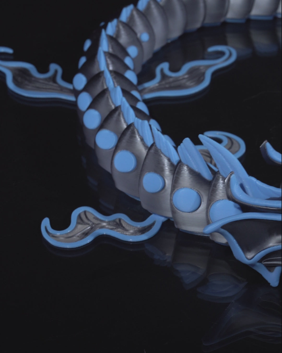 Flexodrache „Abyss“: Premium 3D-Druck Wasserdrache, 51 cm, schwarz mit blauen Akzenten, bewegliche Flossen. Nachhaltig aus PLA, 100 % in Wien gefertigt.