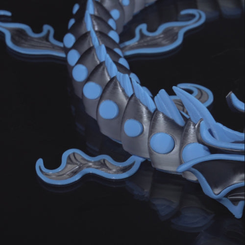 Flexodrache „Abyss“: Premium 3D-Druck Wasserdrache, 51 cm, schwarz mit blauen Akzenten, bewegliche Flossen. Nachhaltig aus PLA, 100 % in Wien gefertigt.