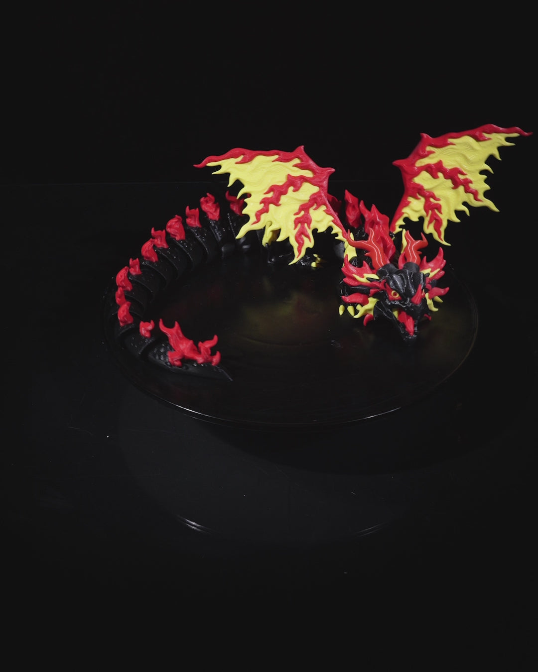 Flexodrache „Ignis“: Premium 3D-Druck Drachenmodell, 51 cm, in Schwarz mit Rot- und Goldakzenten, Flammenoptik. Beweglich, nachhaltig aus PLA, 100 % in Wien gefertigt.