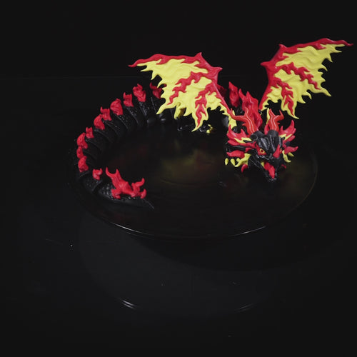 Flexodrache „Ignis“: Premium 3D-Druck Drachenmodell, 51 cm, in Schwarz mit Rot- und Goldakzenten, Flammenoptik. Beweglich, nachhaltig aus PLA, 100 % in Wien gefertigt.