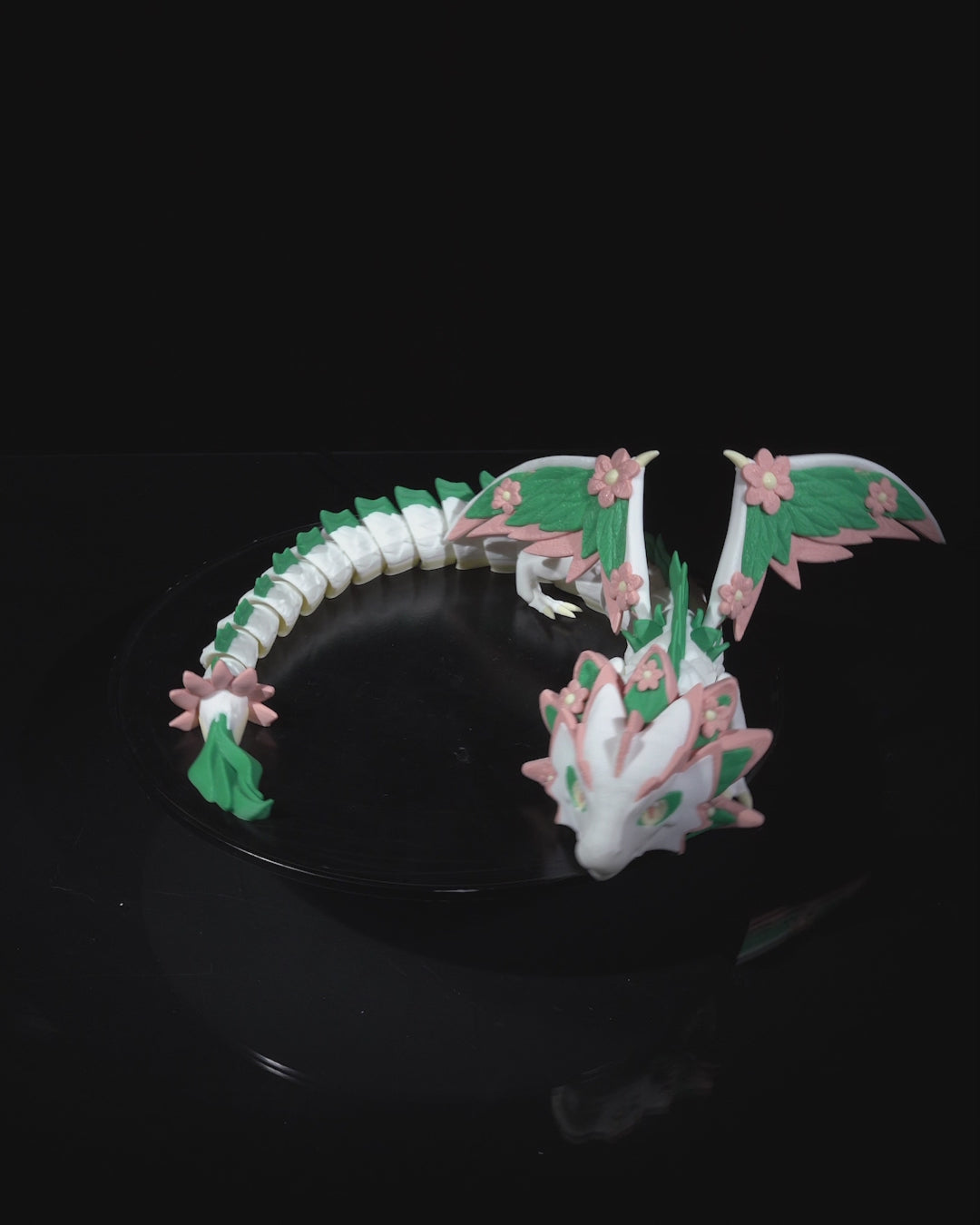 Flexodrache „Florana“: Premium 3D-Druck Drachenmodell, 51 cm, weiß mit Rosa- und Grüntönen, florale Flügel. Beweglich, nachhaltig aus PLA, 100 % in Wien gefertigt.